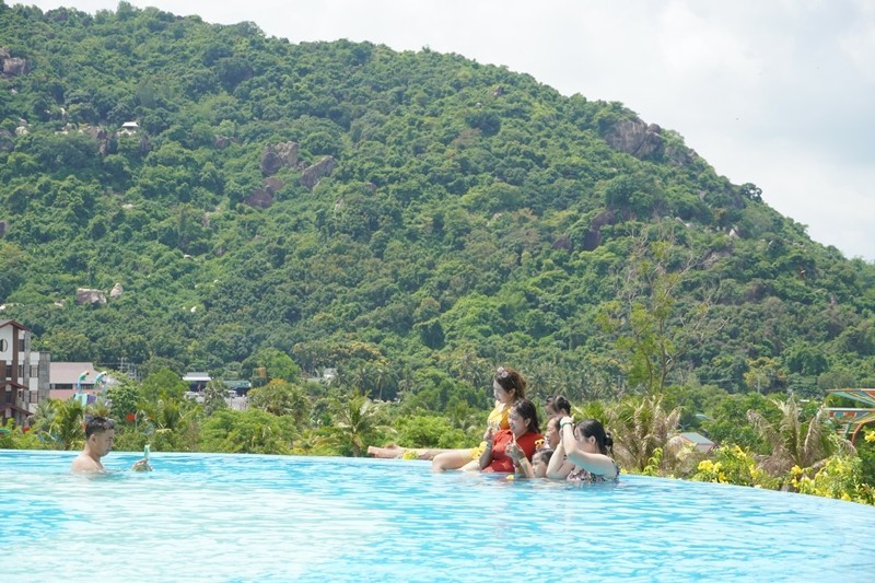 An infinity swimming pool at the Cam Mountain tourist stie