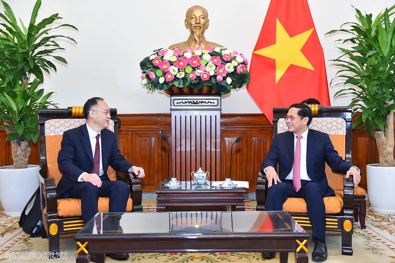 Ngày 10/3, tại Trụ sở Bộ, Bộ trưởng Bộ Ngoại giao Bùi Thanh Sơn đã tiếp đồng chí Nông Dung, Trợ lý Bộ trưởng Bộ Ngoại giao Trung Quốc. (Ảnh: Tuấn Anh)