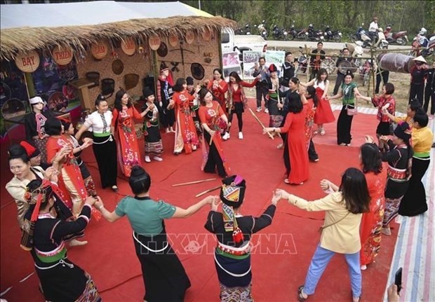 Local residents and tourists experience cultural activities at the festival. (Photo: VNA)