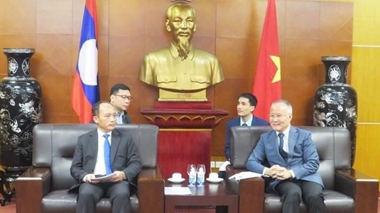 Vietnam shares experience in solving economic difficulties with Laos: MOIT
