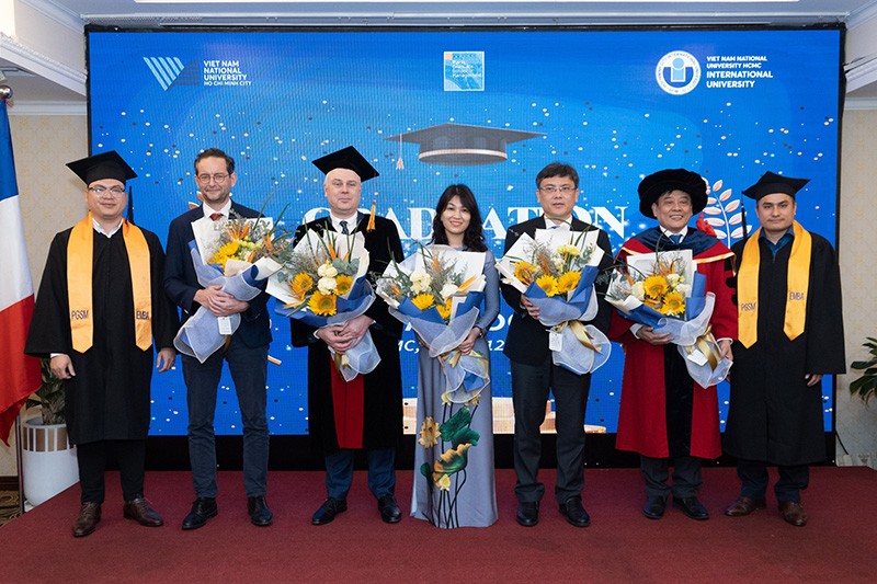 Leaders of PGSM and Vietnam National University HCM (VNU HCM), International University - received flowers from students.