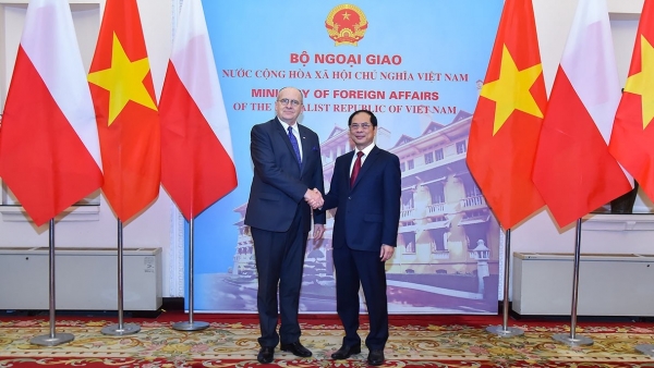 Foreign Minister Bui Thanh Son welcomes Polish Foreign Minister Zbigniew Rau