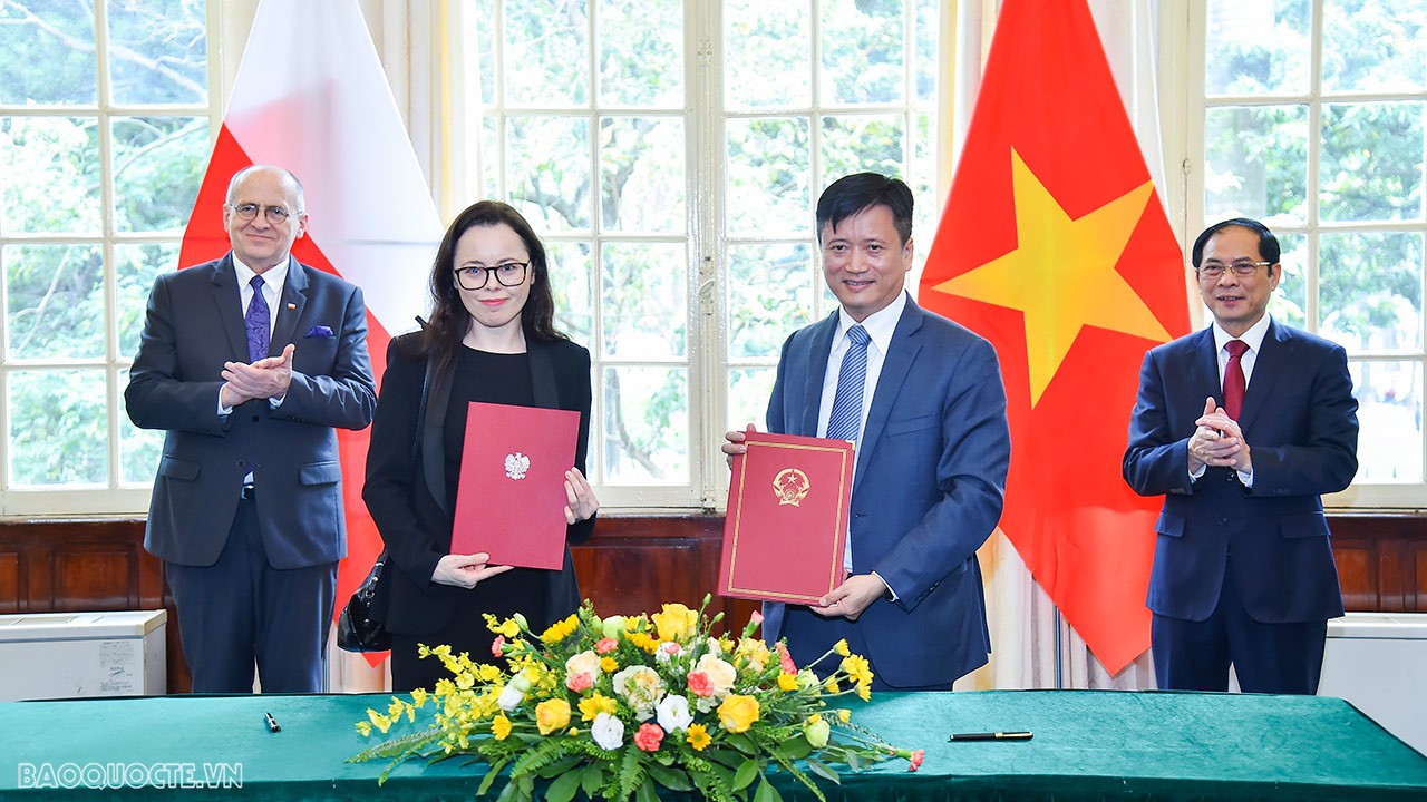 Foreign Minister Bui Thanh Son welcomed Polish Foreign Minister Zbigniew Rau in Hanoi