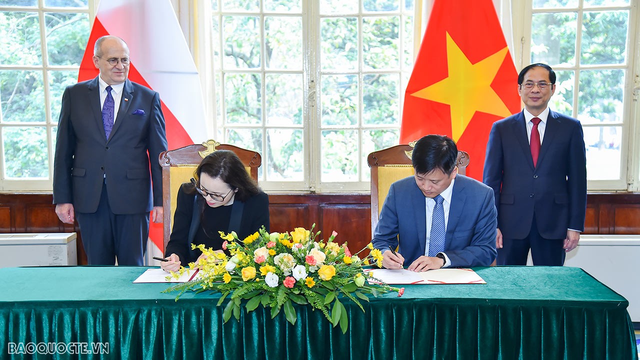 Foreign Minister Bui Thanh Son welcomed Polish Foreign Minister Zbigniew Rau in Hanoi