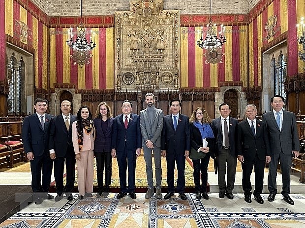 Permanent Vice Chairman of the National Assembly  Tran Thanh Man (fifth from left) posing for a photo with Barcelona's leading officials (Photo: VNA)