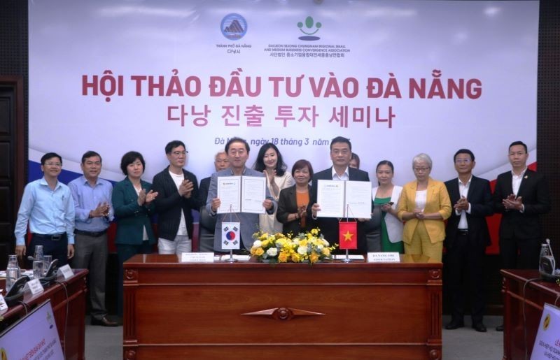 An MoU is signed between the Associations of Small and Medium Enterprises in Da Nang city and the Daejeon-Sejong-Chungnam region. (Photo: NDO)
