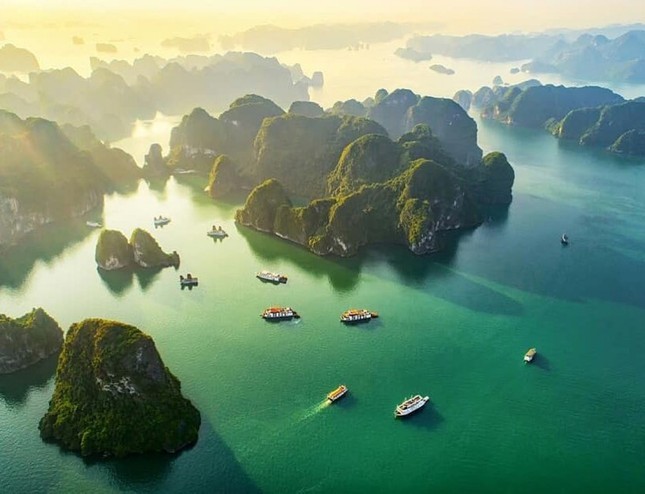 Cruise ship Mein Schiff 5 brings more than 2,100 foreign visitors to Ha Long