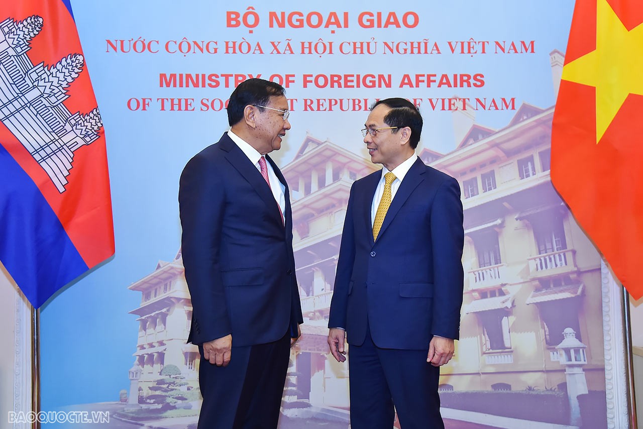 Vietnam, Cambodia Foreign Ministers hold talks to strengthen good neighbourly friendship