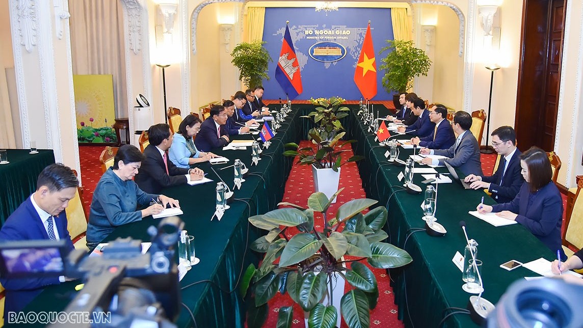 Vietnam, Cambodia Foreign Ministers hold talks to strengthen good neighbourliness