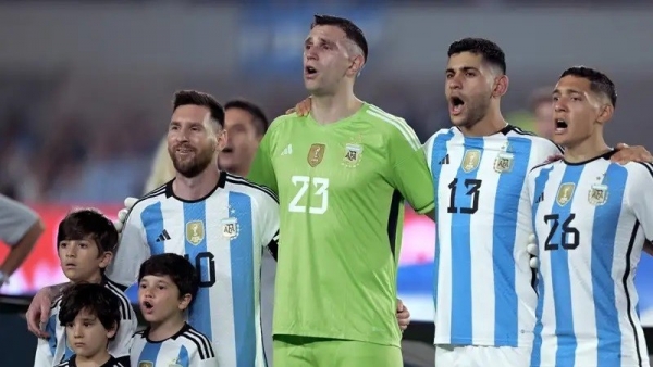 Các cầu thủ đội tuyển Argentina xúc động trong trận đấu giao hữu sau World Cup 2022