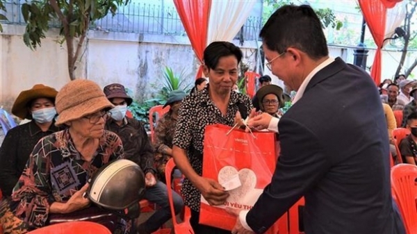 Viettel Global presents gifts to Vietnamese-origin community in Cambodia