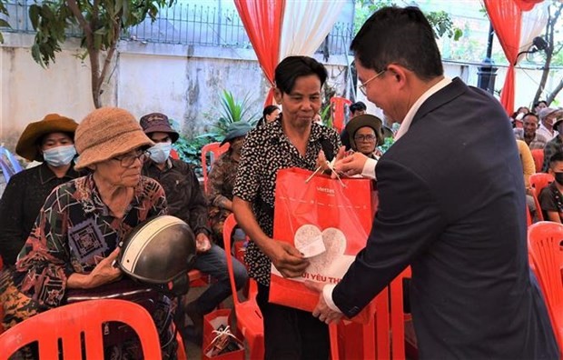 Viettel Global presents gifts to Vietnamese-origin community in Cambodia Viettel Global presents gifts to Vietnamese-origin community in Cambodia