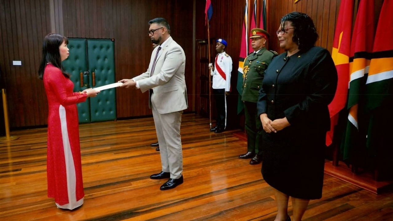 Ambassador Pham Thi Kim Hoa presents credentials to President of Guyana