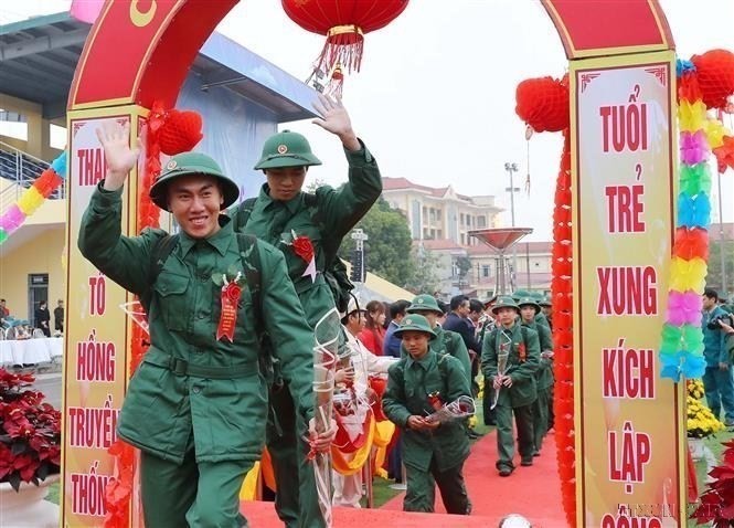 Upholding the homeland’s traditions, the youth of Ba Vi district in Hanoi are ready to enlist in the army and fulfil their assigned tasks. (Photo: VNA)