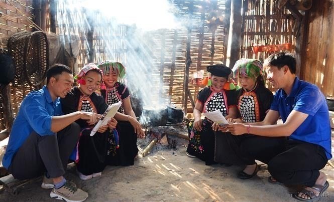 Youth union members and young people in Muong Nhe district, Dien Bien province, introduce Party and State policies to the Sila ethnic minority group in Nam Sin village, Chung Chai commune. (Photo: VNA)