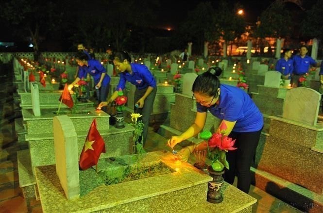 Youth union members and young people in Yen Mo district, Ninh Binh province, light candles to pay tribute to heroes and martyrs at the Martyrs Cemetery. (Photo: VNA)