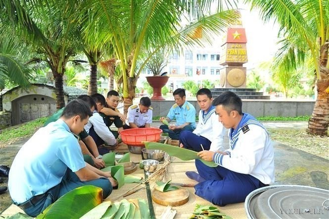 The joy of young soldiers wrapping “banh chung” (square glutinous rice cakes) with their own hands to welcome Tet (the lunar new year) on Phan Vinh Island in Truong Sa island district, Khanh Hoa province. (Photo: VNA)