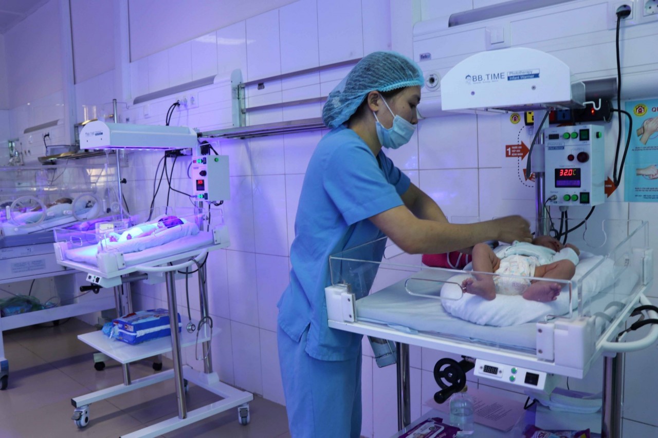 Bệnh viện Sản nhi tỉnh Bắc Ninh tăng cường nâng cao năng lực chuyên môn cán bộ y, bác sĩ, nuôi dưỡng thành công trẻ sơ sinh non yếu với tỷ lệ cao, được đánh giá là một trong những bệnh viện tuyến tỉnh đi đầu trong lĩnh vực này. (Nguồn: TTXVN)