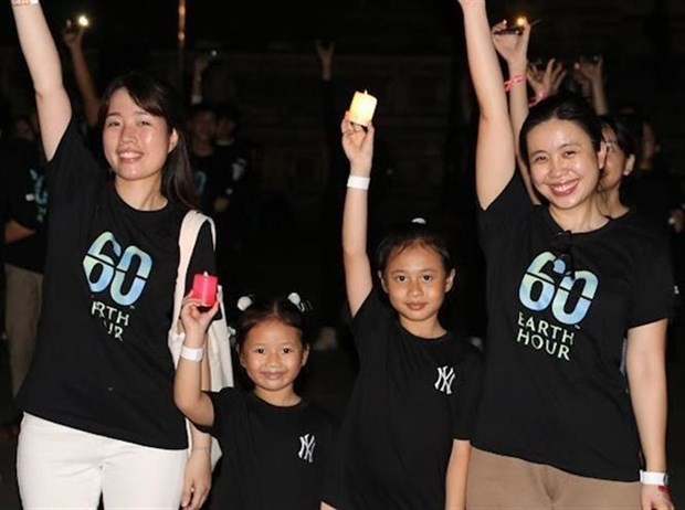Young people and children in Hue city, Thua Thien-Hue province, respond to Earth Hour 2023. (Source: VNA)