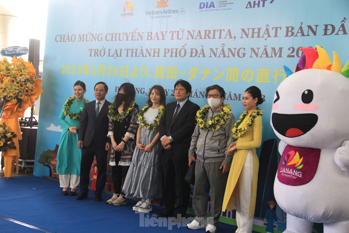 Mở lại đường bay Narita - Đà Nẵng từ chiều nay ảnh 1 Tổng lãnh sự Nhật Bản tại Đà Nẵng, Sở Du lịch cùng các đơn vị liên quan có mặt tại sân bay chào đón, tặng quà cho du khách từ Đường bay Đà Nẵng - Narita (Nhật Bản) được nối lại với tần suất 4 chuyến/tuầ