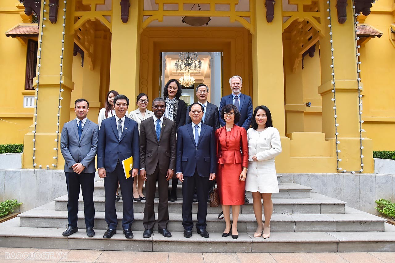 Bộ trưởng Ngoại giao B&ugrave;i Thanh Sơn, &ocirc;ng Lazare Eloundou Assomo (h&agrave;ng đầu, thứ ba, từ tr&aacute;i), Đại sứ L&ecirc; Thị Hồng V&acirc;n (h&agrave;ng đầu, thứ hai từ phải) v&agrave; c&aacute;c đại biểu tại trụ sở Bộ Ngoại giao, ng&agrave;y 27/3. (Ảnh: Tuấn Anh)