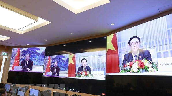 NA Chairman Vuong Dinh Hue, Chinese counterpart hold online talks