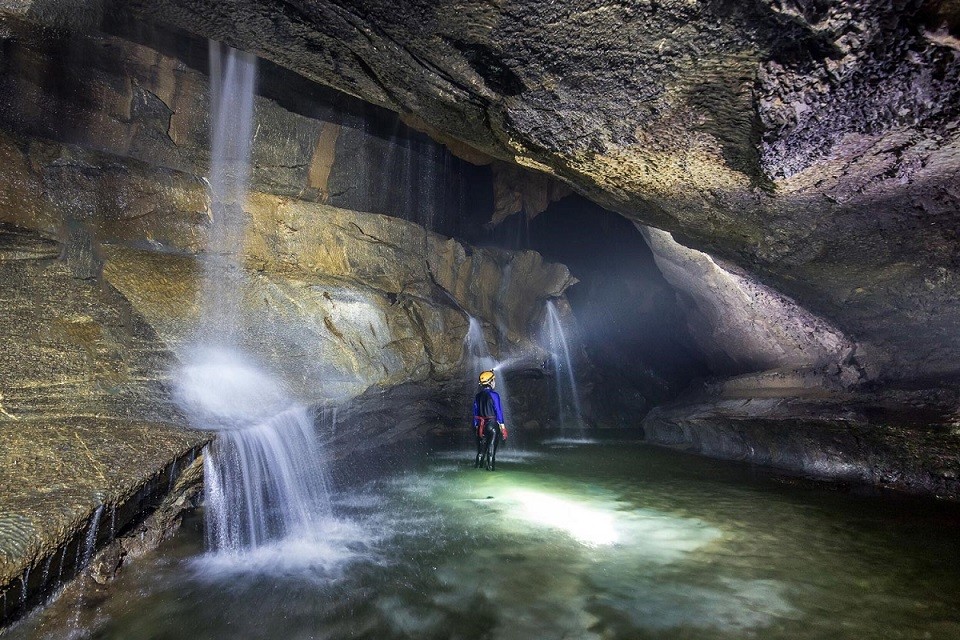 Waterfall inside Hang Va. (Photo: oxalisadventure)