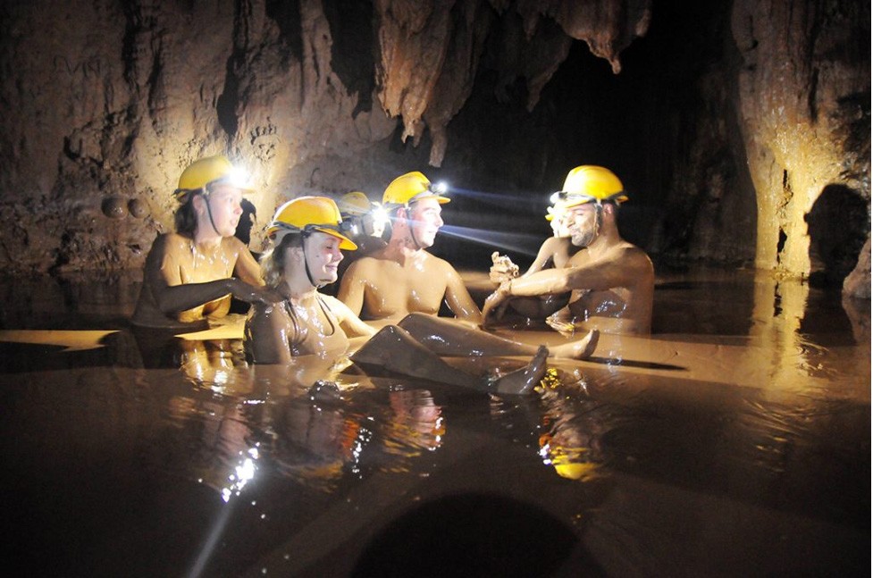 Visitors experience mud bath inside Dark cave. (Photo: Vinpearl)