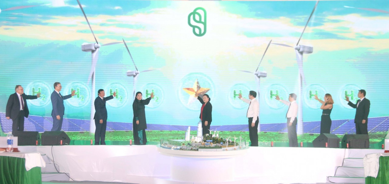 The groundbreaking ceremony for Vietnam's first and largest green hydrogen factory in the Mekong Delta province of Tra Vinh. (Photo: VNA) The groundbreaking ceremony for Vietnam's first and largest green hydrogen factory in the Mekong Delta province of Tra Vinh. (Photo: VNA)