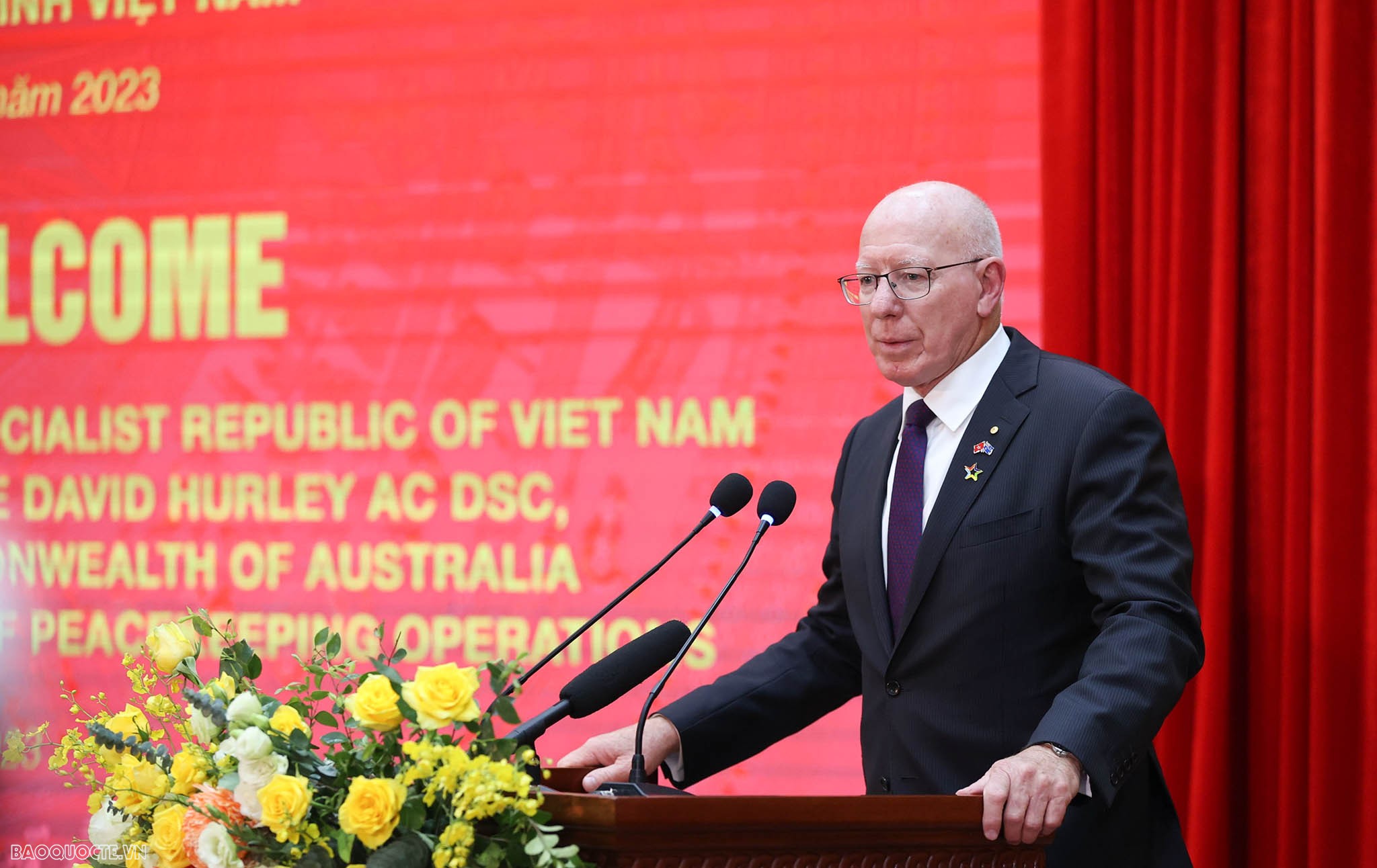 Chủ tịch nước và Toàn quyền Australia giao lưu với lực lượng gìn giữ hoà bình, trồng cây hoà bình mang tên ngọc lan