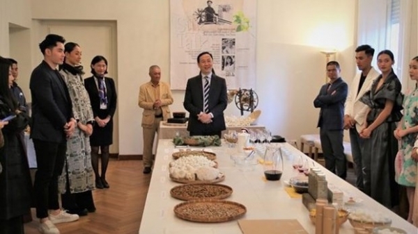 Italian friends impressed by Vietnamese silk products