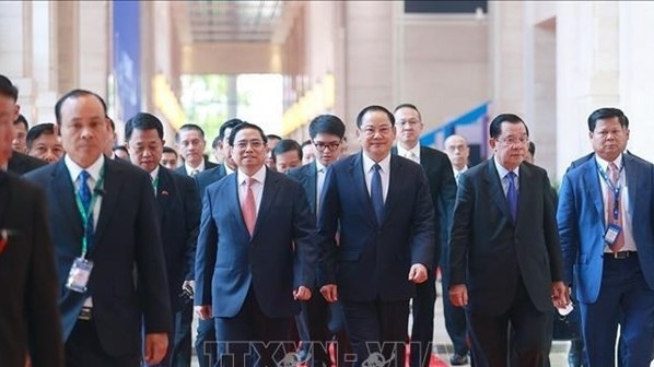 Vietnamese, Lao, Cambodian Prime Ministers have working breakfast in Vientiane