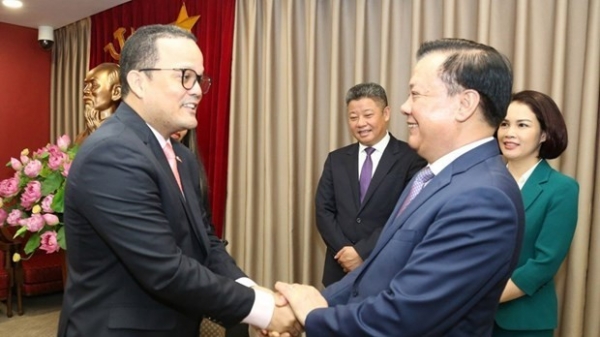 Hanoi Party Secretary welcomes Dominican Ambassador to Vietnam