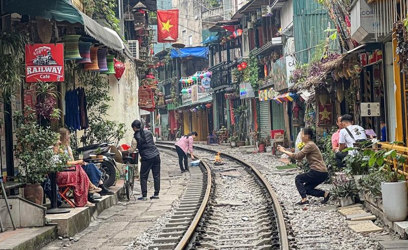 Hanoi bans tours of coffee shops along train street. (Photo: Vneconomy)