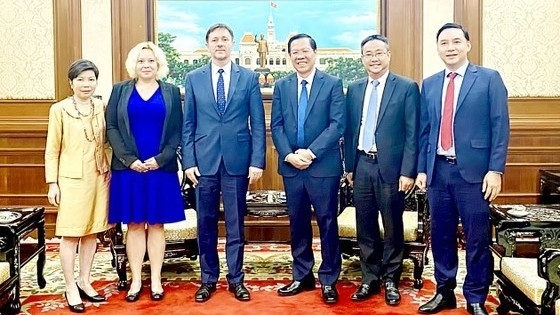 Chairman of Ho Chi Minh City welcomes Hungarian Ambassador