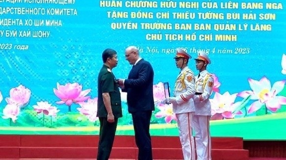 Friendship Order presented to Acting Head of President Ho Chi Minh Mausoleum Management Board