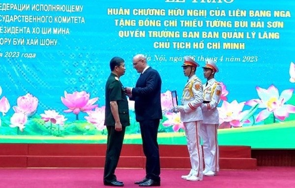 Friendship Order presented to Acting Head of President Ho Chi Minh Mausoleum Management Board