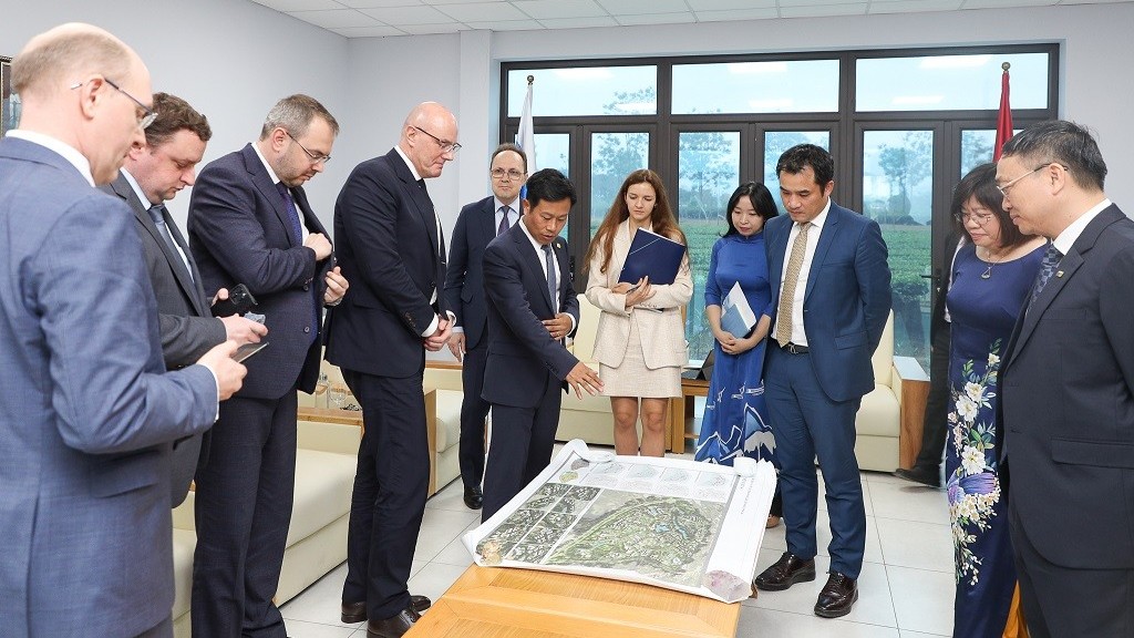 Russian Deputy PM D.N. Chernyshenko visits Vietnam National University, Hanoi