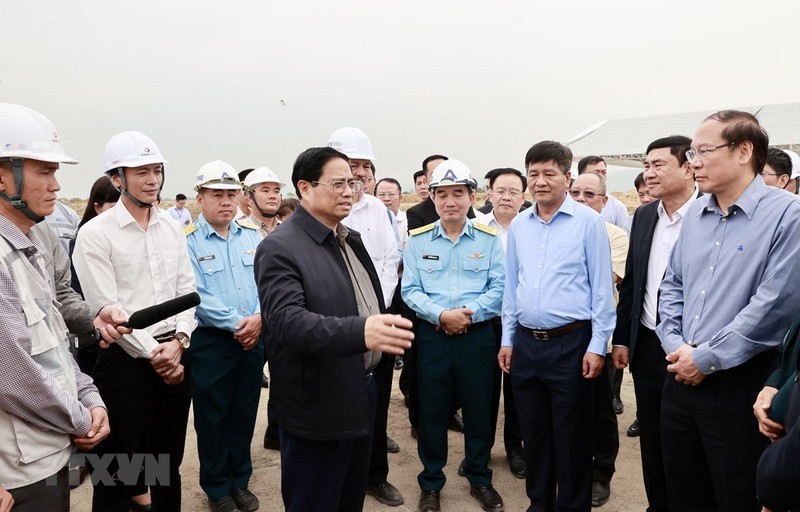 Prime Minister Pham Minh Chinh inspects the progress of a project to expand the Dien Bien airport (Photo: VNA)
