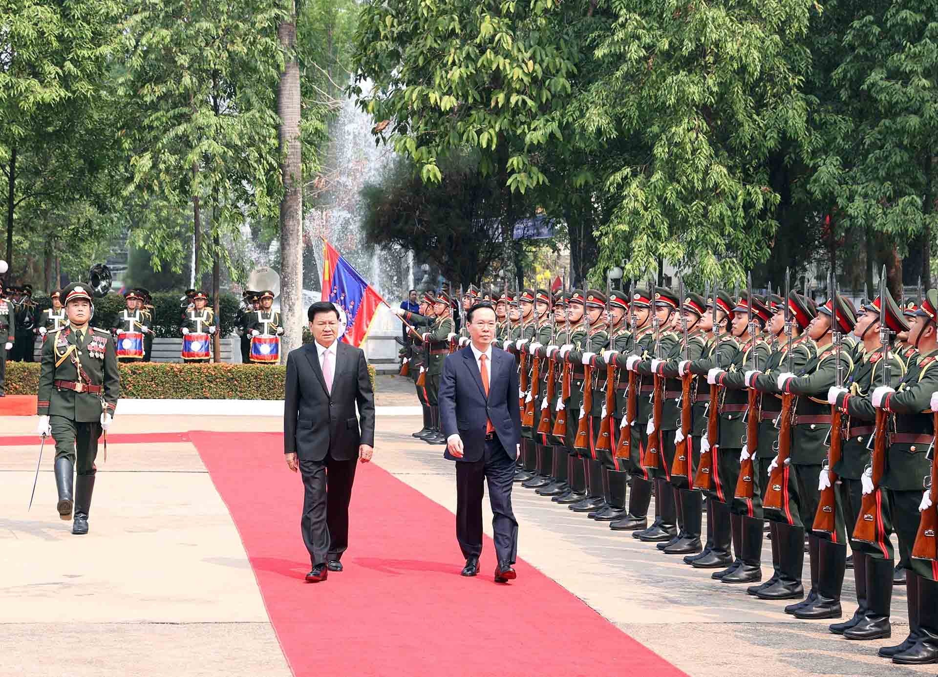 Chủ tịch nước V&otilde; Văn Thưởng v&agrave; Tổng B&iacute; thư, Chủ tịch nước L&agrave;o Thongloun Sisoulith duyệt đội danh dự. (Nguồn: TTXVN)
