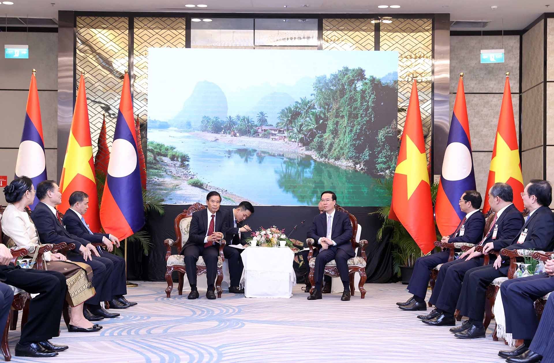 Chủ tịch nước V&otilde; Văn Thưởng tiếp Chủ tịch Ủy ban Trung ương Mặt trận L&agrave;o x&acirc;y dựng đất nước Sinlavong Khoutphaythoune. (Nguồn: TTXVN)
