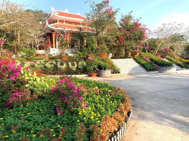 Tuc Dup Temple always shows off its flowers.