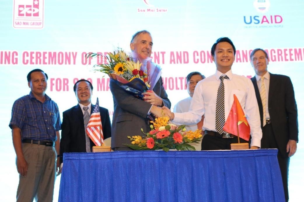 Le Tuan Anh receives support from USAID when starting the project