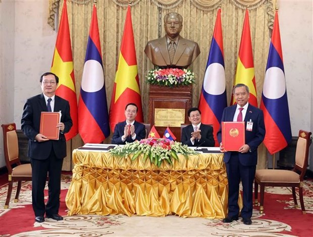 President Vo Van Thuong and Party General Secretary, President of Laos hold talks