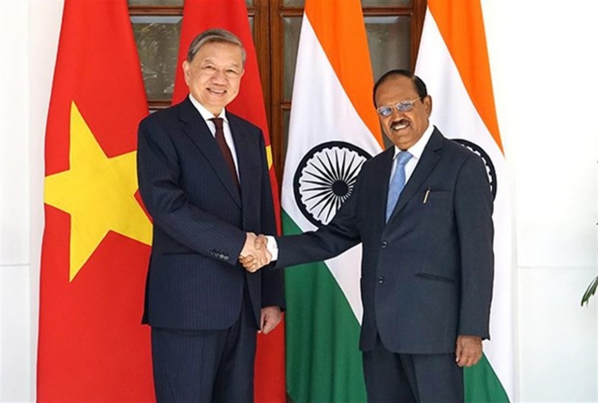 Politburo member and Minister of Public Security To Lam (L) and National Security Advisor to the Indian Prime Minister, Ajit Kumar Doval (Photo: bocongan.gov.vn)