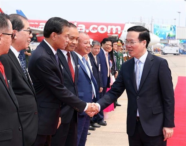 President Vo Van Thuong has a meeting with Vietnamese community in Laos