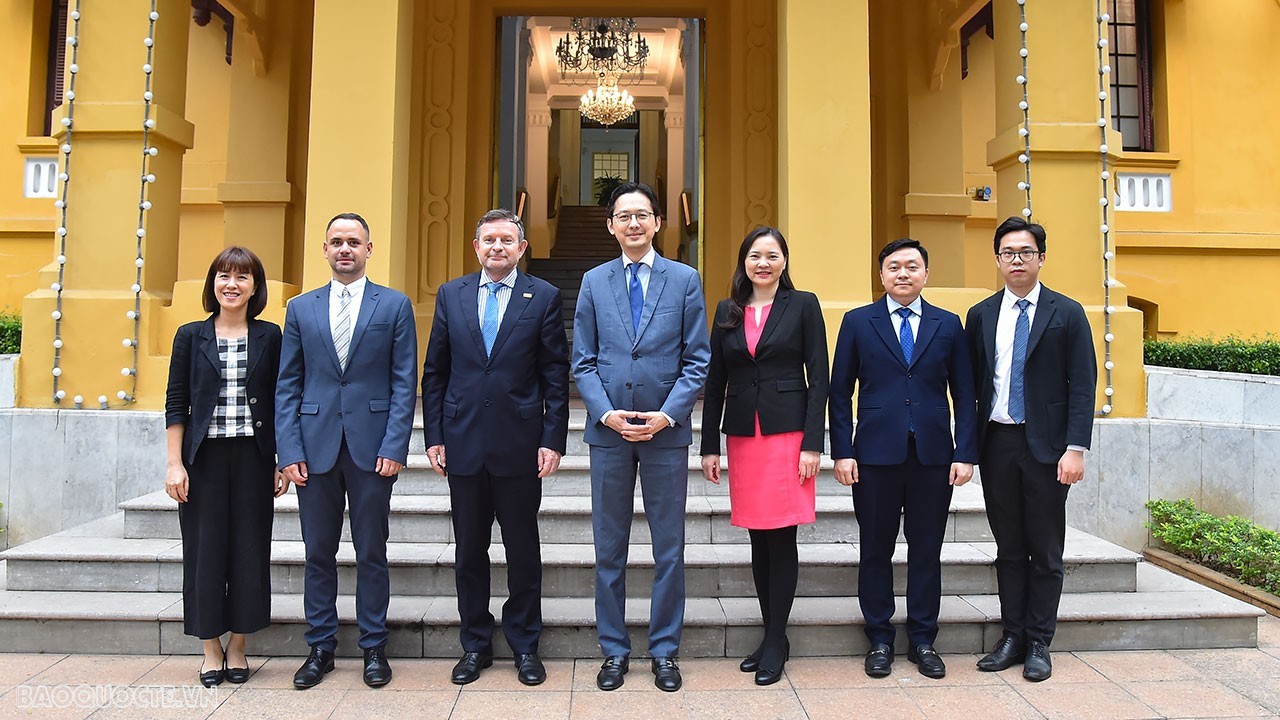 Deputy FM Do Hung Viet welcomes OIF Regional Representative Deputy FM Do Hung Viet welcomes OIF Regional Representative