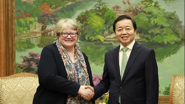 Deputy PM Tran Hong Ha receives British Secretary of State for Environment