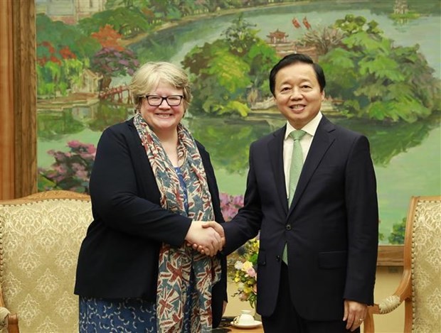 Deputy PM Tran Hong Ha receives British Secretary of State for Environment