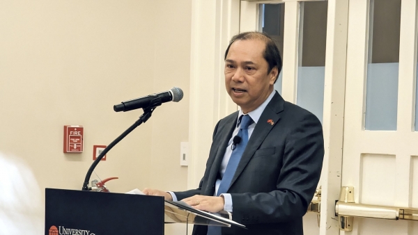 Ambassador Nguyen Quoc Dung talks to lecturers, students of University of Virginia